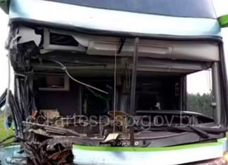 Ônibus bate na traseira de caminhão na SP-280 em Cerqueira César