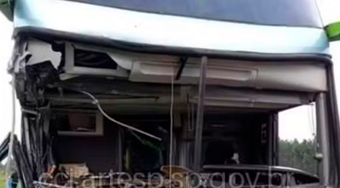 Ônibus bate na traseira de caminhão na SP-280 em Cerqueira César