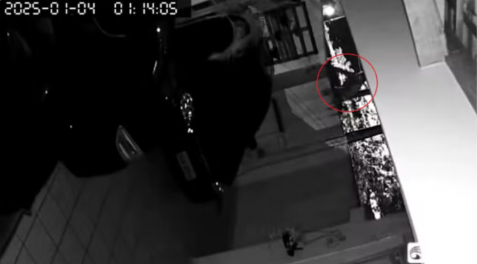 Câmera registra momento em que homem furta comida e bebidas de casa em Boituva