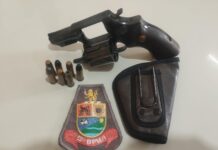 POLÍCIA MILITAR SURPREENDE HOMEM COM ARMA DE FOGO E MUNIÇÕES EM SARUTAIÁ