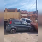 Motorista fica ferida após caminhão basculante perder o freio e bater em carros no interior de SP