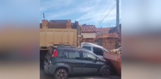 Motorista fica ferida após caminhão basculante perder o freio e bater em carros no interior de SP