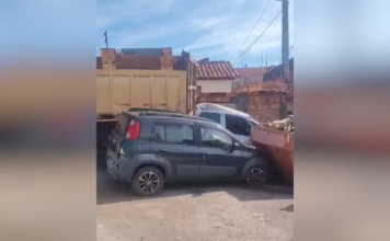 Motorista fica ferida após caminhão basculante perder o freio e bater em carros no interior de SP