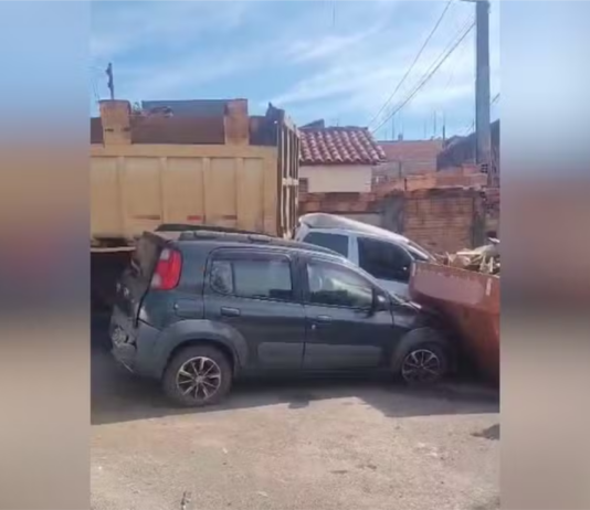 Motorista fica ferida após caminhão basculante perder o freio e bater em carros no interior de SP