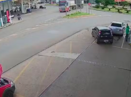 Motociclista atinge em cheio caminhão ao entrar em rotatória em Capão Bonito
