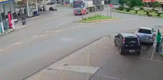 Motociclista atinge em cheio caminhão ao entrar em rotatória em Capão Bonito