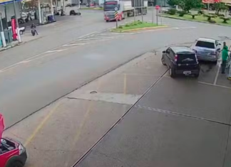 Motociclista atinge em cheio caminhão ao entrar em rotatória em Capão Bonito