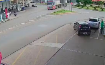 Motociclista atinge em cheio caminhão ao entrar em rotatória em Capão Bonito