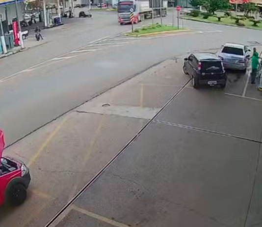 Motociclista atinge em cheio caminhão ao entrar em rotatória em Capão Bonito