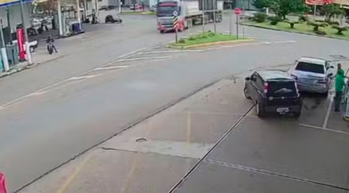 Motociclista atinge em cheio caminhão ao entrar em rotatória em Capão Bonito
