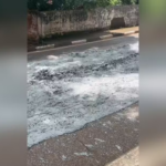 Caminhão tomba e derrama carga de concreto em rodovia de Itapetininga