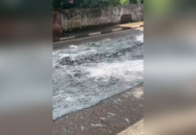 Caminhão tomba e derrama carga de concreto em rodovia de Itapetininga