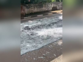 Caminhão tomba e derrama carga de concreto em rodovia de Itapetininga