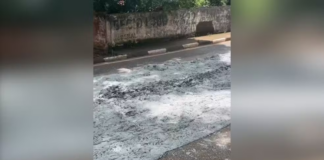 Caminhão tomba e derrama carga de concreto em rodovia de Itapetininga