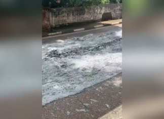 Caminhão tomba e derrama carga de concreto em rodovia de Itapetininga