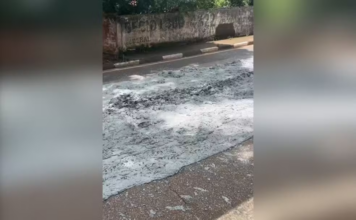 Caminhão tomba e derrama carga de concreto em rodovia de Itapetininga