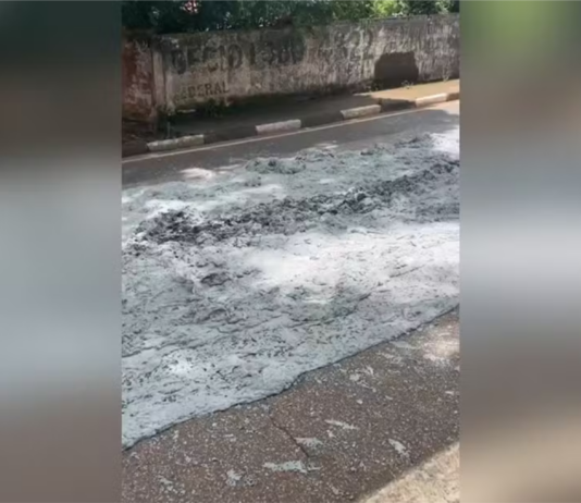 Caminhão tomba e derrama carga de concreto em rodovia de Itapetininga