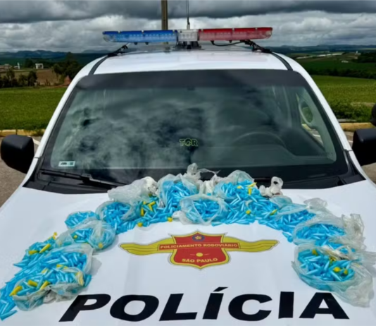Polícia encontra 1,8 mil pinos de cocaína em táxi durante fiscalização em Buri