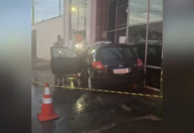 Mulher morre após sofrer parada cardíaca e bater carro contra parede de comércio em Piraju
