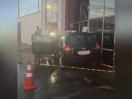 Mulher morre após sofrer parada cardíaca e bater carro contra parede de comércio em Piraju