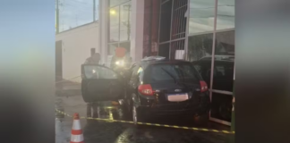 Mulher morre após sofrer parada cardíaca e bater carro contra parede de comércio em Piraju