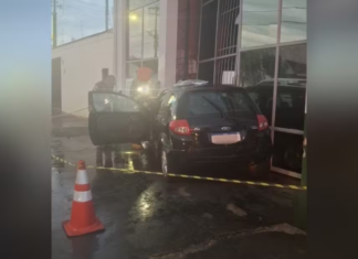 Mulher morre após sofrer parada cardíaca e bater carro contra parede de comércio em Piraju