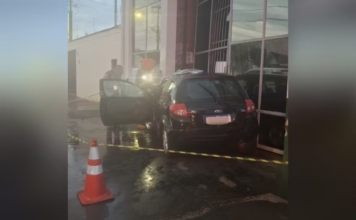 Mulher morre após sofrer parada cardíaca e bater carro contra parede de comércio em Piraju