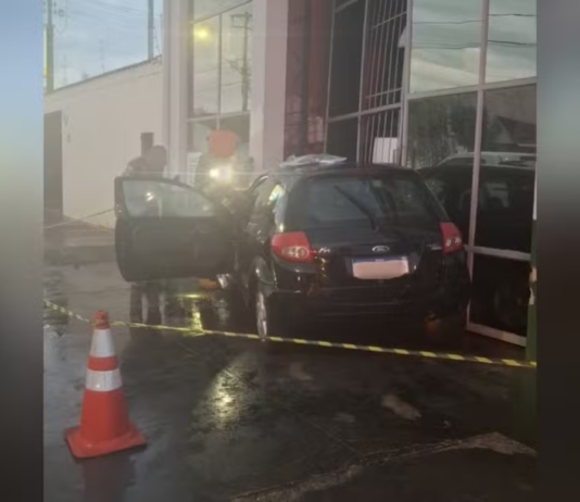 Mulher morre após sofrer parada cardíaca e bater carro contra parede de comércio em Piraju